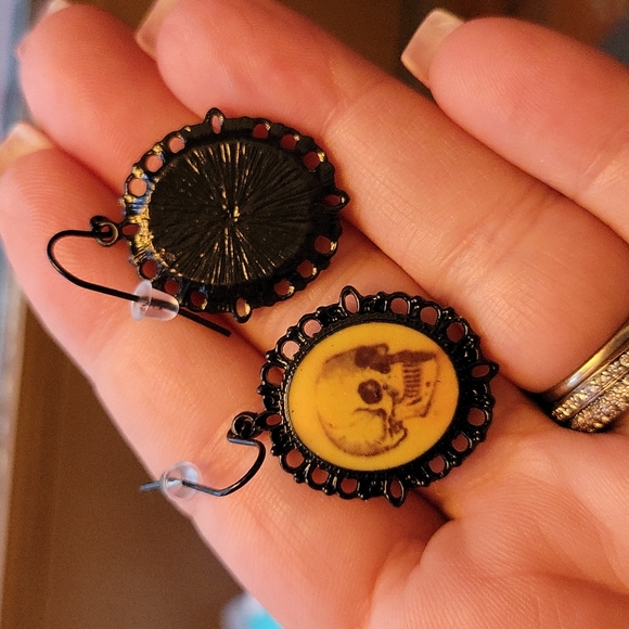 Vintage Style Skull Medallion Dangle Earrings - Picture 4 of 6